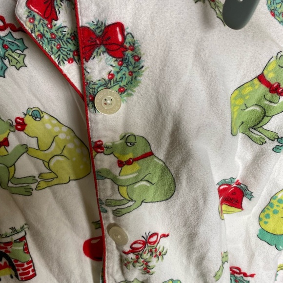 Nick and Nora Christmas frogs pajama top - Picture 3 of 9